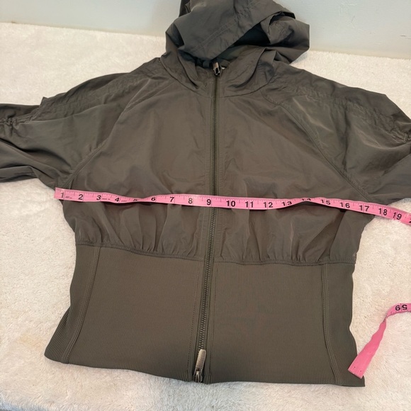 Lululemon Ruched Ribbed-Waist Jacket 
Army Green size S - Picture 6 of 11